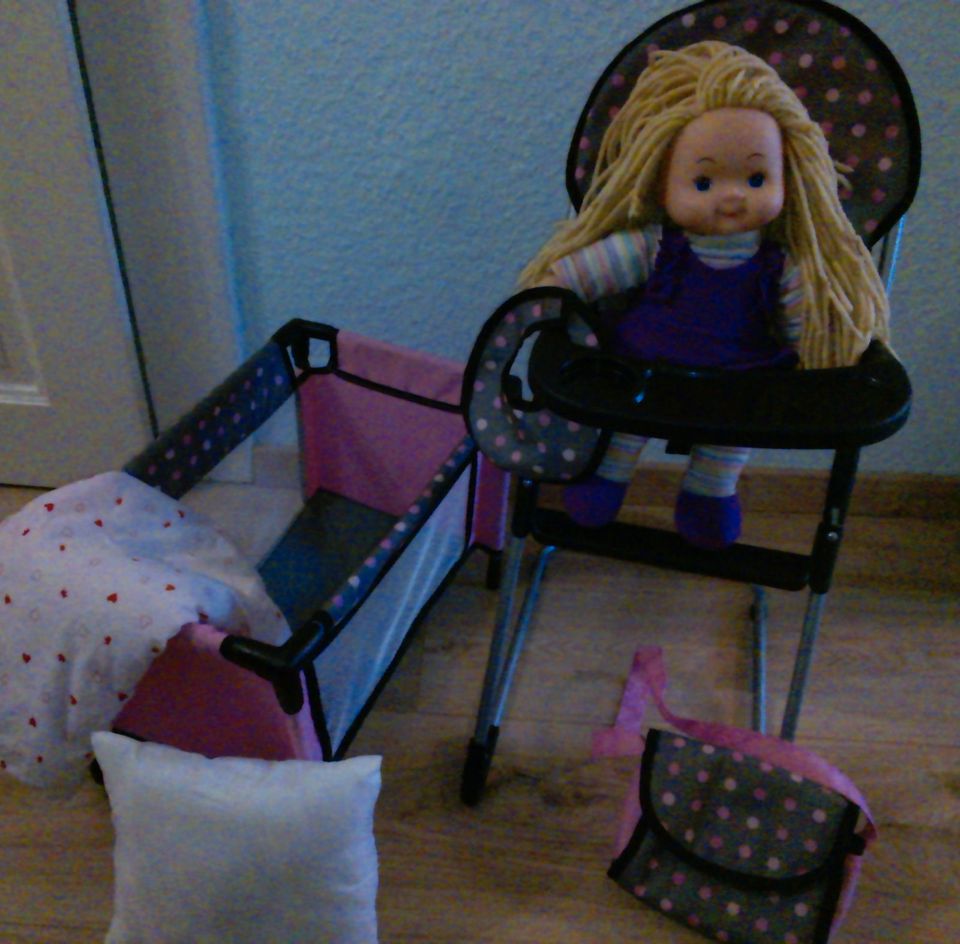 Puppe mit Bett, Hochstuhl, Lätzchen und Wickeltasche in Dresden
