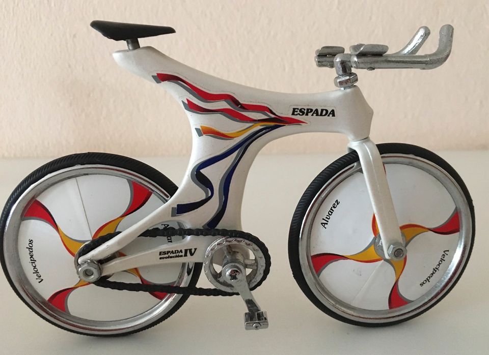 Espada Pinarello Miniatur-Fahrrad in Achim