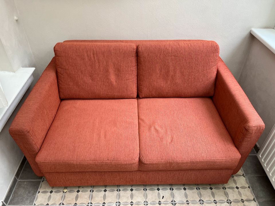 Orangefarbenes Sofa in Bremen
