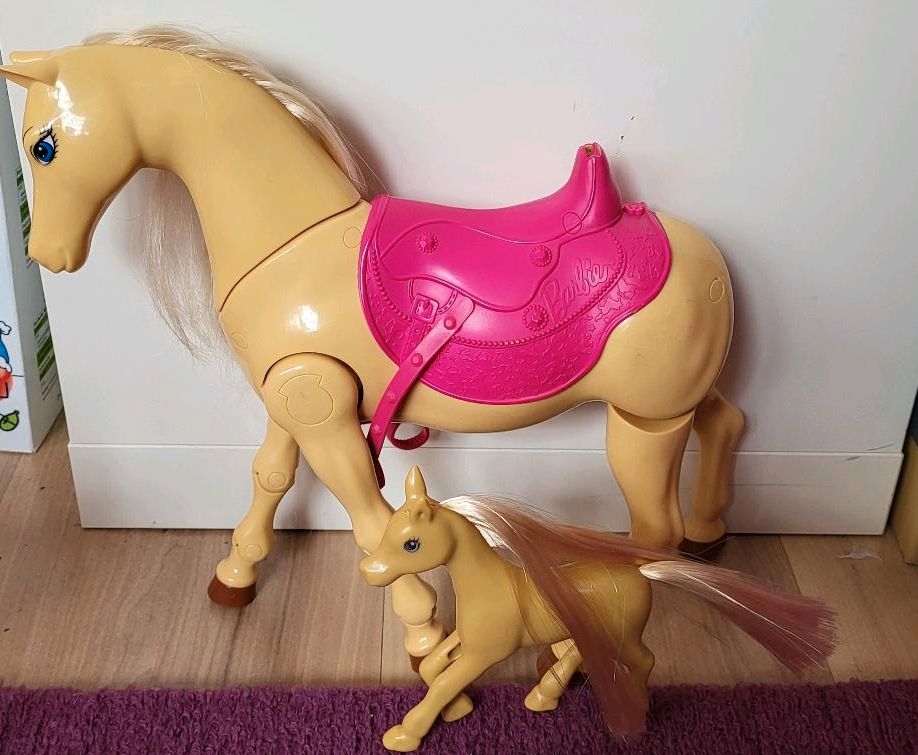 Barbie Pferd, das laufen kann in Hamburg