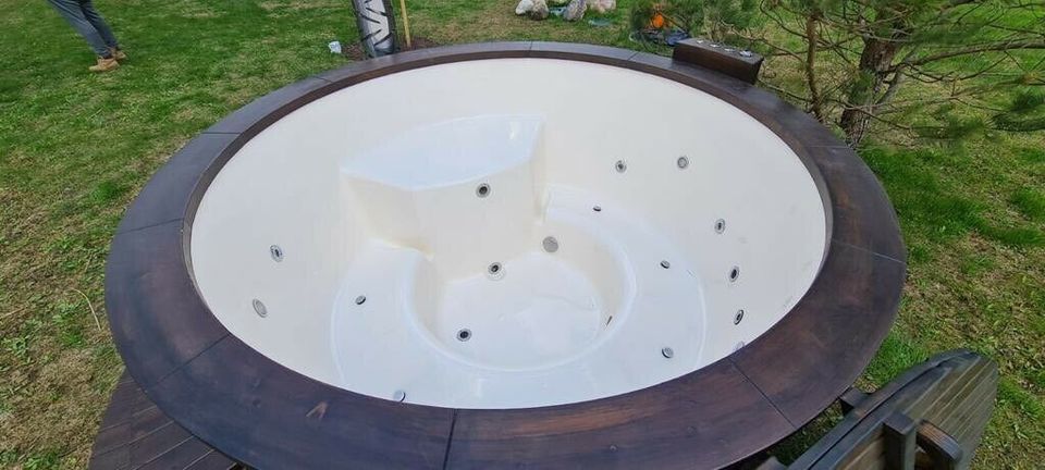 TOP❗️ Hot Tub Whirlpool Badefass Badezuber Ofen LED Massage Neu in Luckenwalde