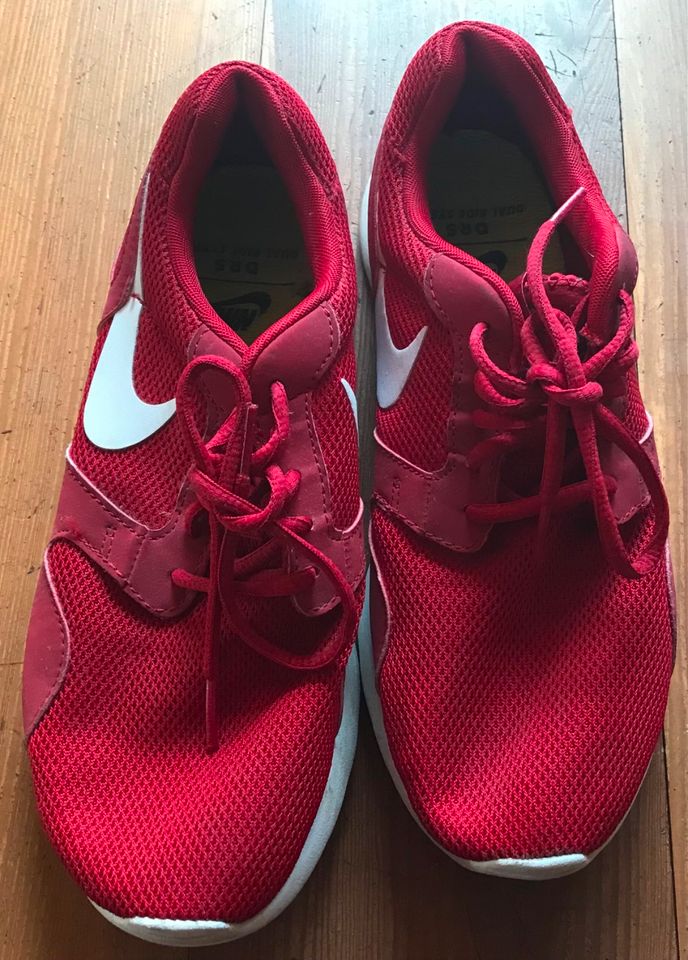 Leichter Sneaker von Nike in rot - Größe 40,5 in Aschaffenburg