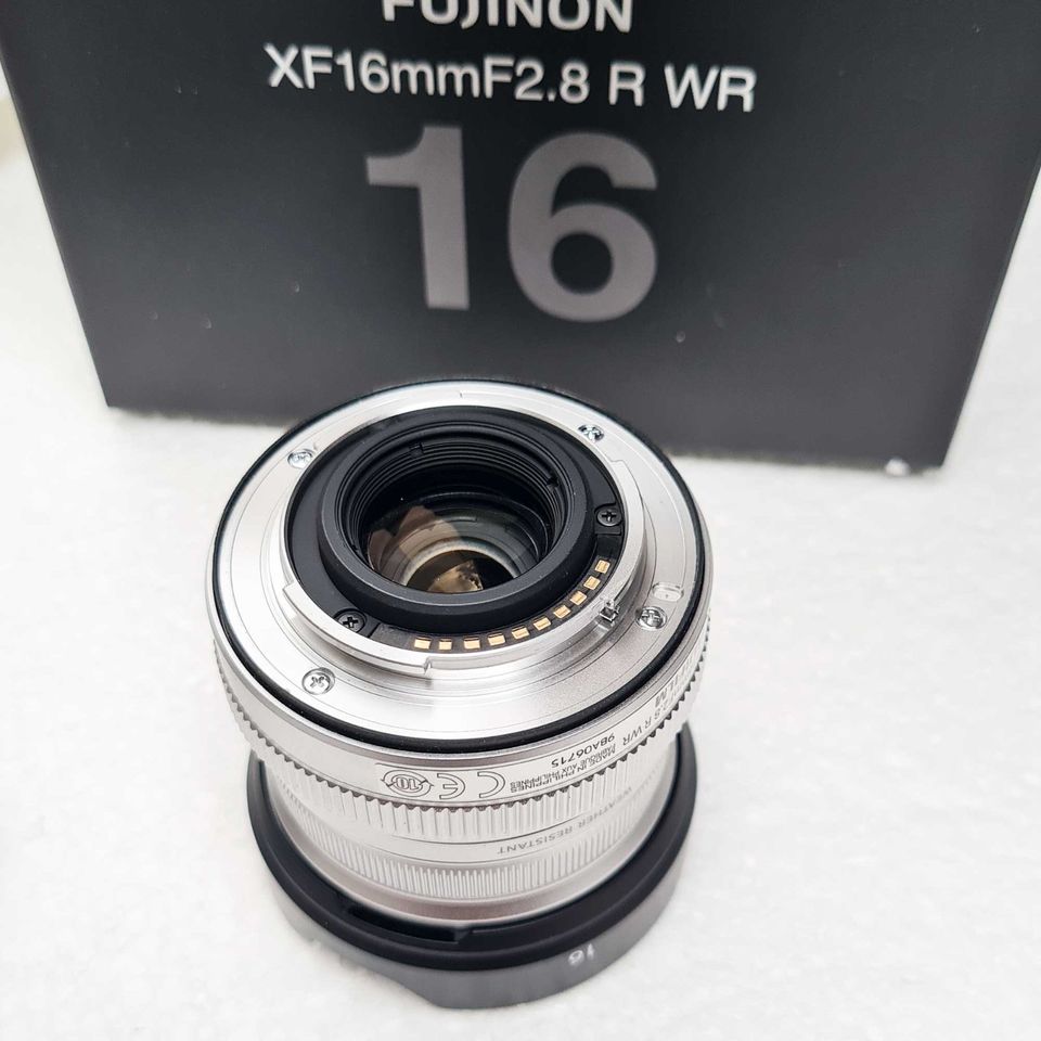 Fujinon XF 16 mm F 2.8 R WR in Daun