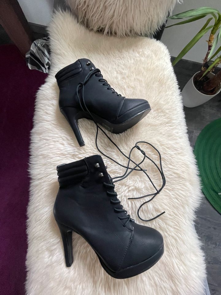 Super Schnürstiefelette Pumps Heels wie neu in Rahden