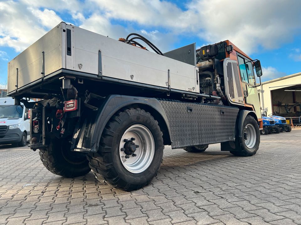 Hansa APZ 1003L Kommunalfahrzeug  Winterdienst Kehrmaschine in Hamburg