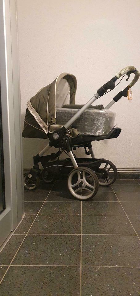 Kinderwagen Teutonia mit Römer Babyschale in Remscheid