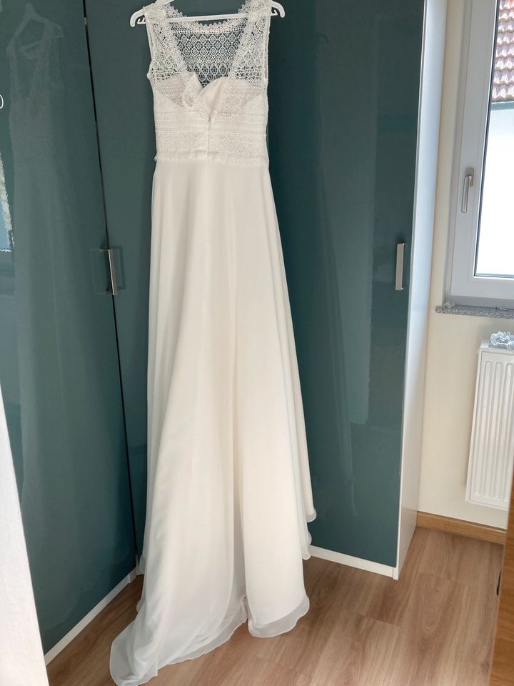 Brautkleid mit Rückenausschnitt in Ivory Größe 38 in Bergrheinfeld