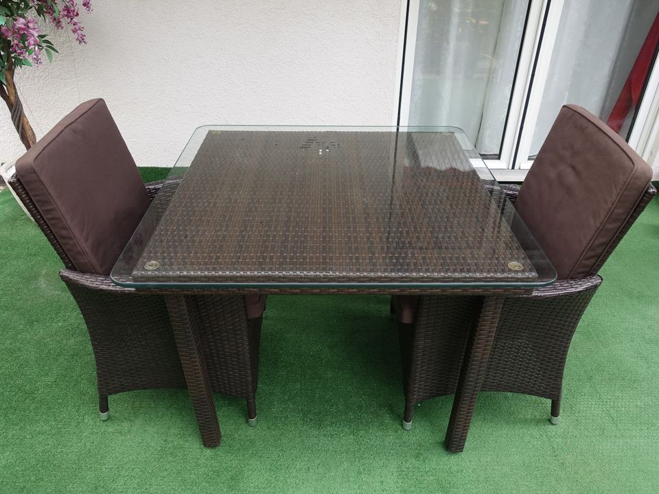 2 Rattan Sessel + 4 Kissen + passendem Tisch mit Glasplatte in München