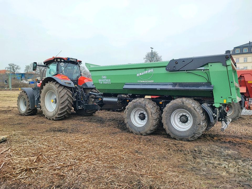 Traktor Erdmulde Schwerlast-Mulde Baustellen Verkehr Erdbewegung in Reichenbach (Oberlausitz)