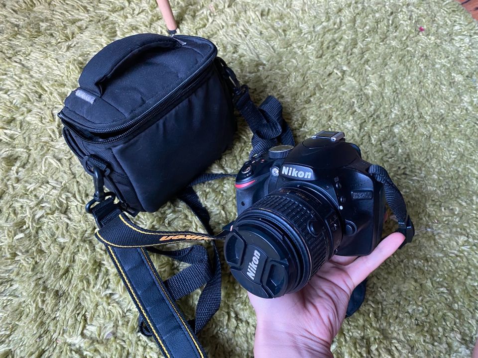 Nikon D3200 digital SLR Kamera + Objektiv AF-S DX 18-55 VR in Hamburg