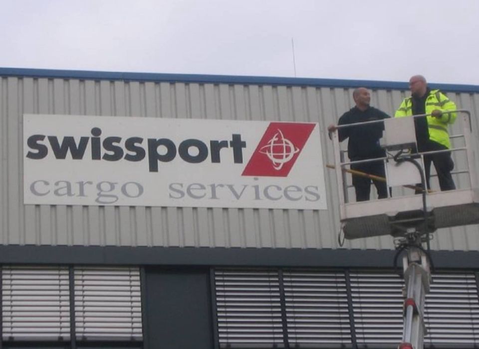 Firmen Schilder Schild Beschriftung Werbetechnik Düsseldorf CREW in Düsseldorf