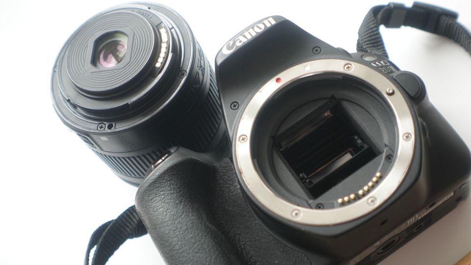 Canon EOS 200d + 18-55mm Objektiv/ SET mit Original Packung in Stuttgart