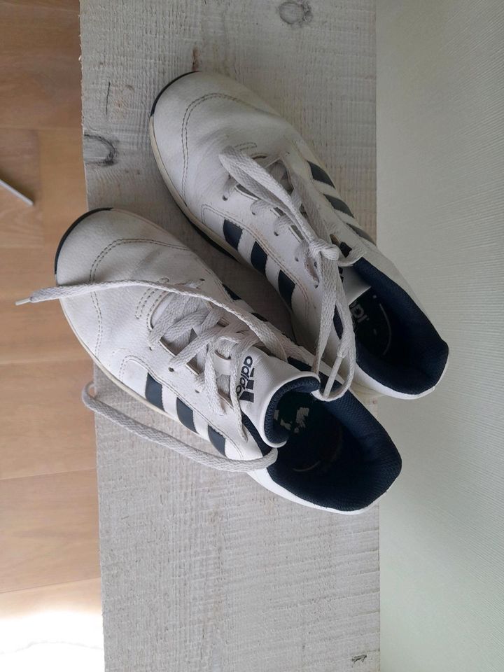 Addidas/Kinderschuhe/Sneaker/Turnschuhe in Gardelegen  