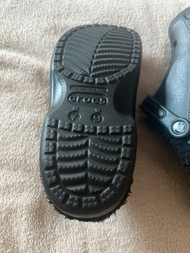 Crocs schwarz gefüttert neu Gr. 40 in Halle (Westfalen)