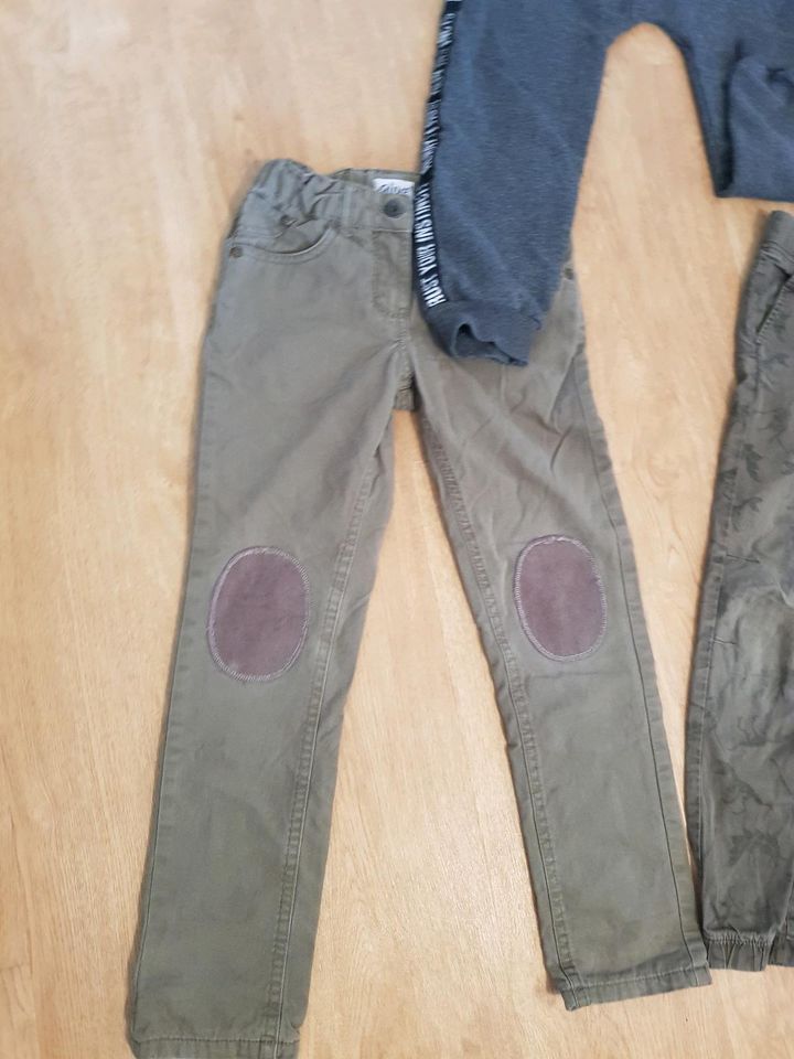 Chino Hose Jogger Jungen 122 128 deno kids H&M Dino Jeans khaki in Freiburg im Breisgau