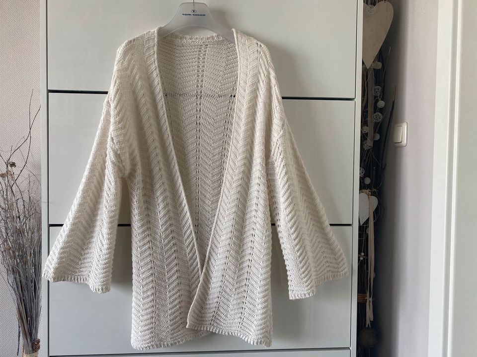 Weiße lange Strickjacke mit weiten Ärmeln Größe M / 38 Neu in Seth Holstein