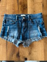 Hot Pants kurze Hose Jeans blau Fransen Gr. 34 Hessen - Ober-Ramstadt Vorschau