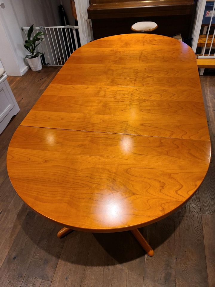 Runder/Ovaler Tisch, Holz, honigfarben in Bremen
