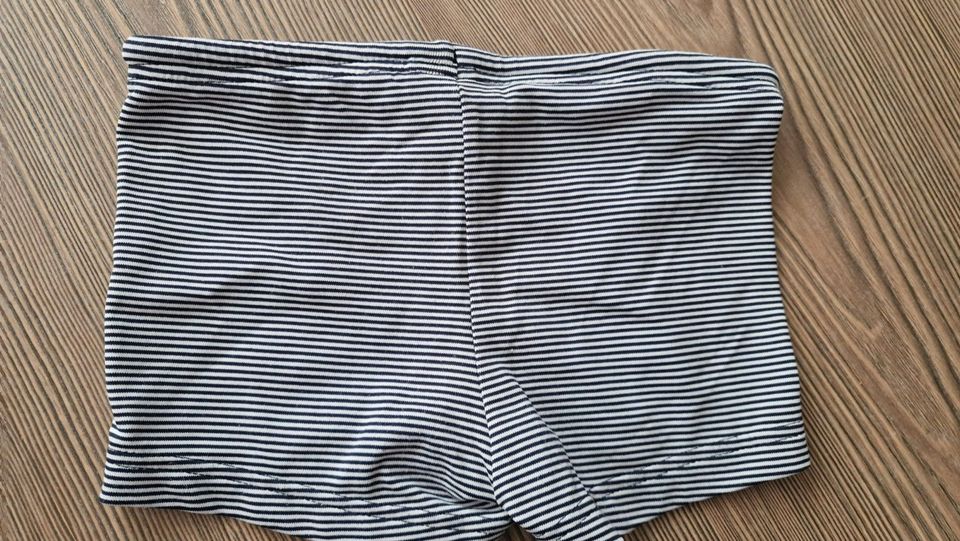 Neuwertige Petit Bateau Badehose blau/weiß gestreift. Gr 104 in Stuttgart