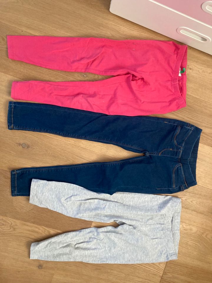 Kleiderpaket 122/128, Jeans, Kleider, Hoodie, Leggings in Baldham