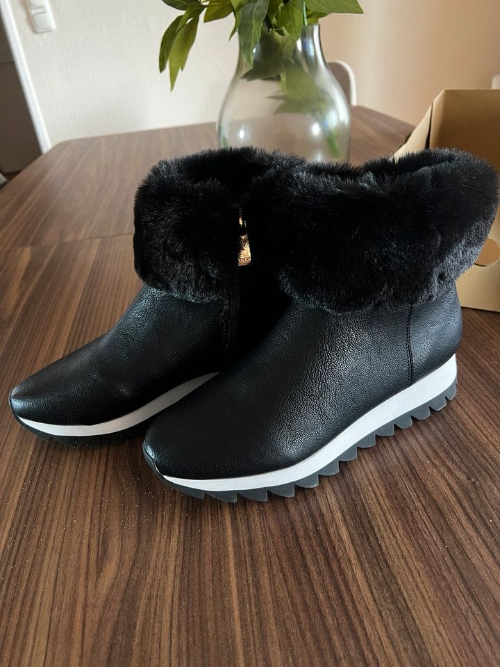 DKNY Stiefelette Ankle Boots kunstpelz Schwarz Größe 38-7,5 Neu in Berlin