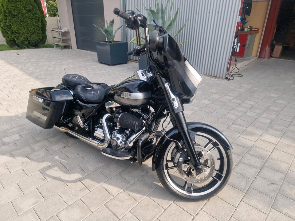 Harley Davidson Street Glide in Waldenburg