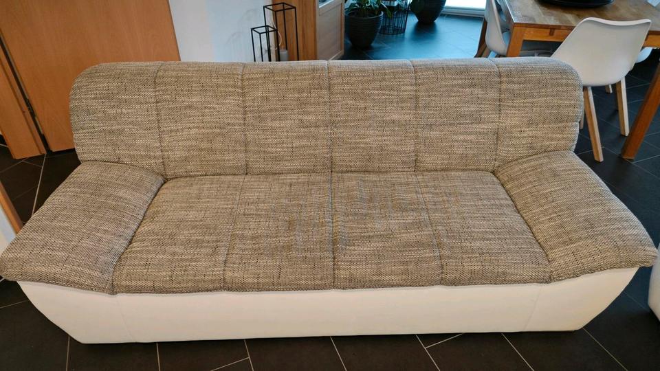 Zwei Sofa für gemeinnützigen Zweck zu verschenken in Rinteln