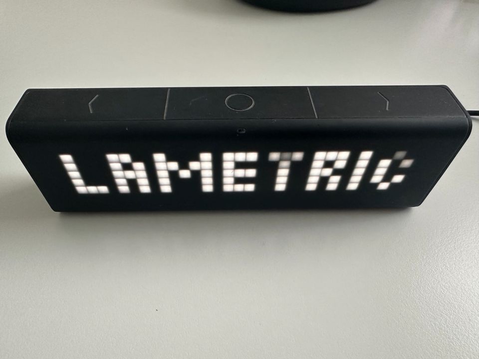 LaMetric Time Smart Clock- vernetzte Uhr, smartes zu Hause in Erdweg