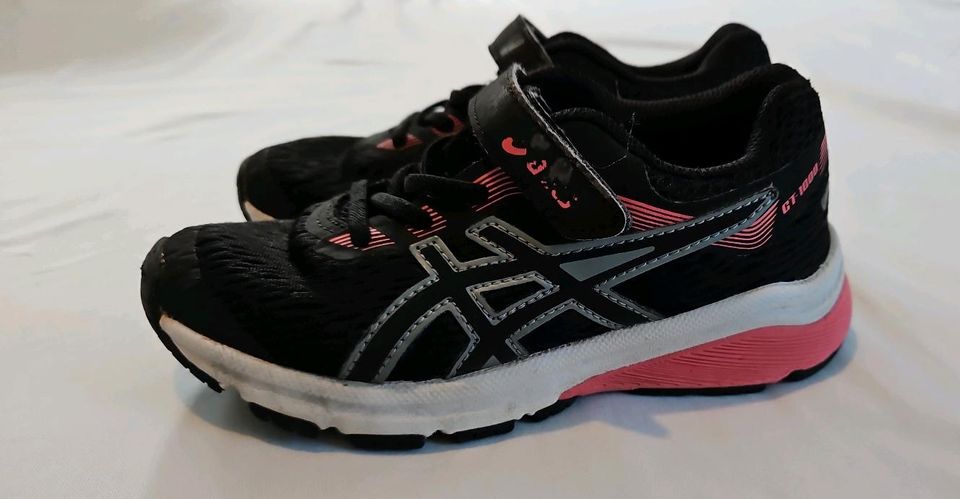 Asics Turnschuhe in Zeven