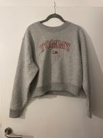 Grauer cropped Pullover von Tommy Jeans - Größe M Nordrhein-Westfalen - Lüdenscheid Vorschau