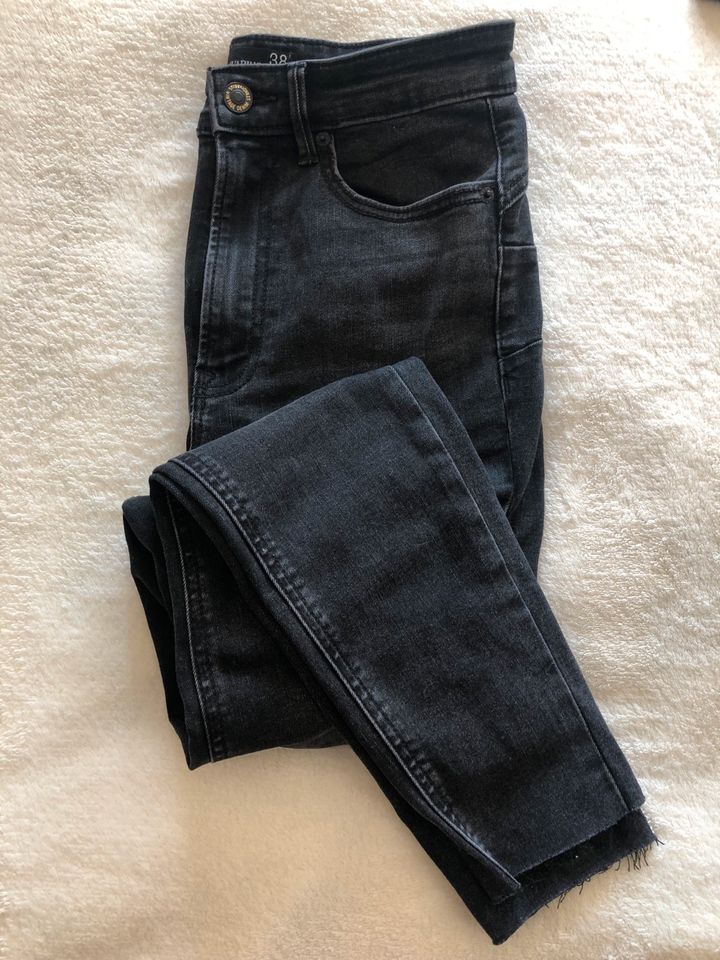 Jeans Hose - Stradivarius, Zara, Wrangler -5 paar - NEU in Centrum