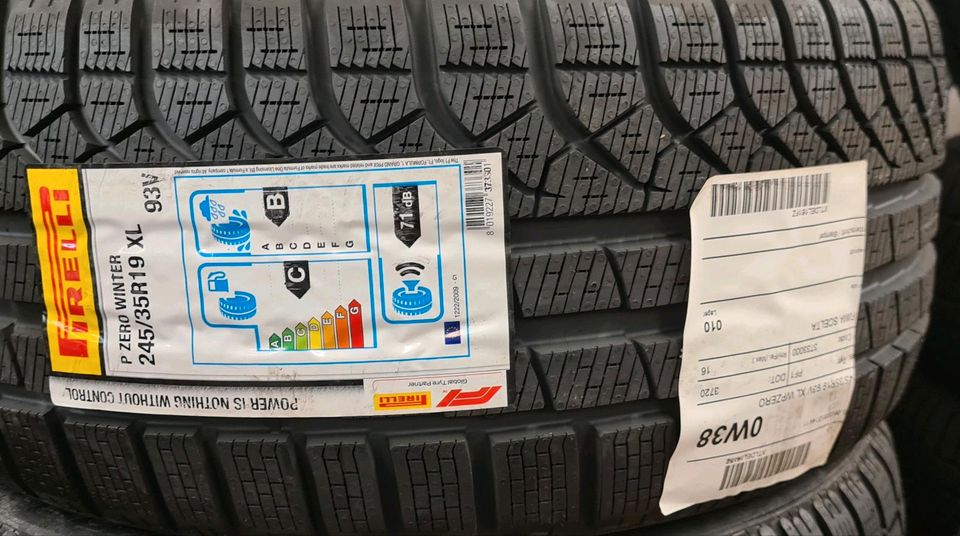 2x Pirelli Winterreifen 245/35 R19 93V neuwertig in München