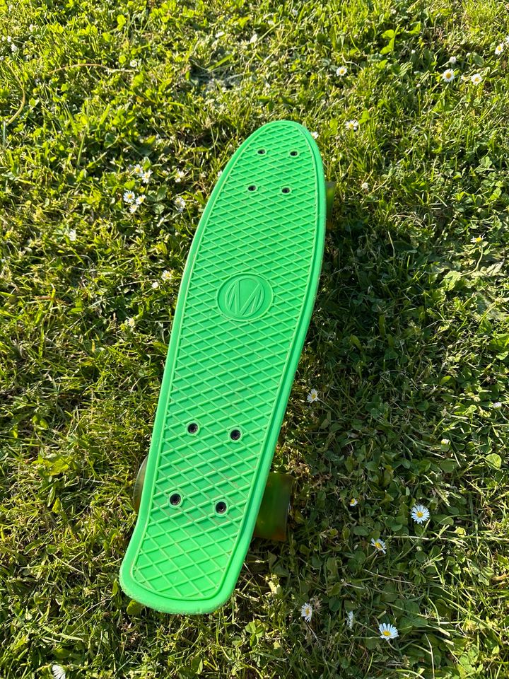 Schickes Pennyboard inkl. Leuchträder in Flörsheim am Main