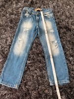 Coole Kinder Jeans mit Löcher und Metall Clips 110 116 top Zustan Sachsen - Radebeul Vorschau