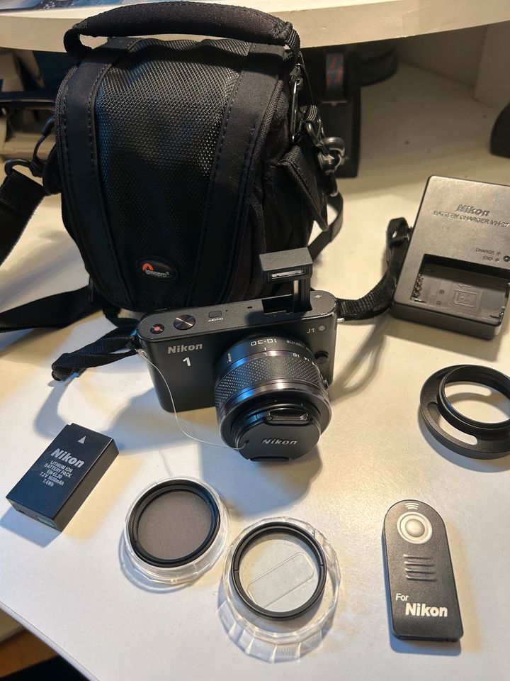 Nikon 1J 1 Kamera + Zubehör in Stromberg