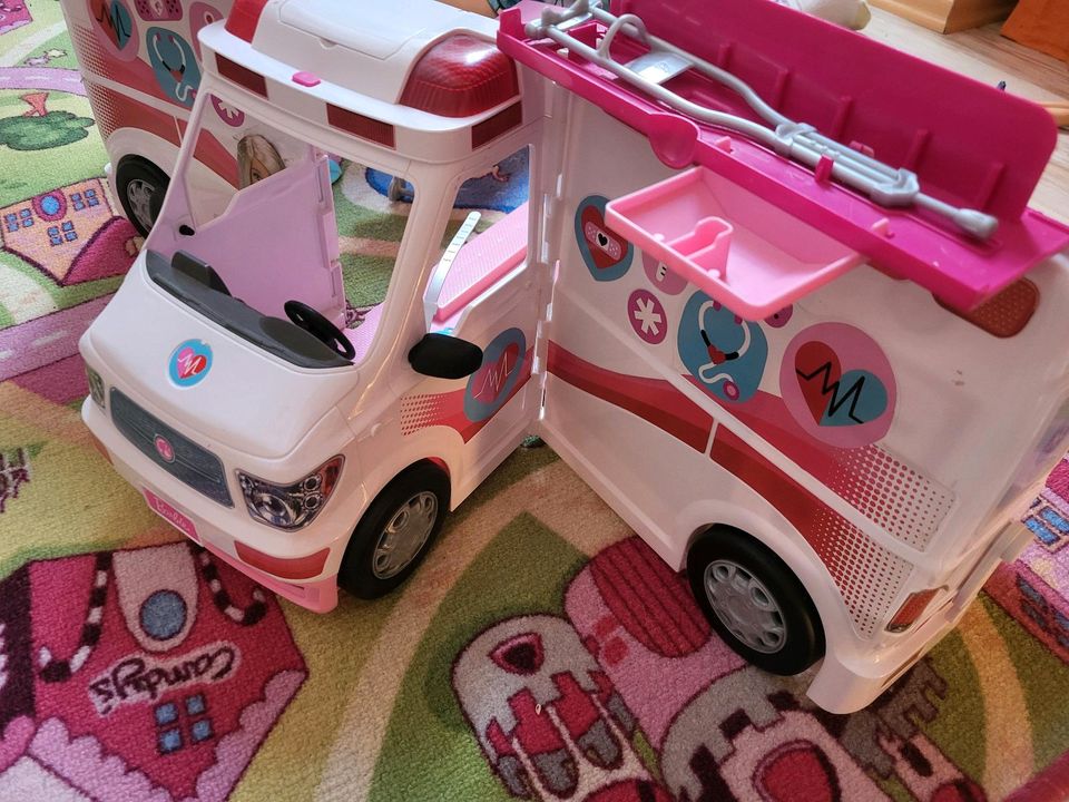 Barbie Krankenwagen + Set Babydoctor in Weinböhla