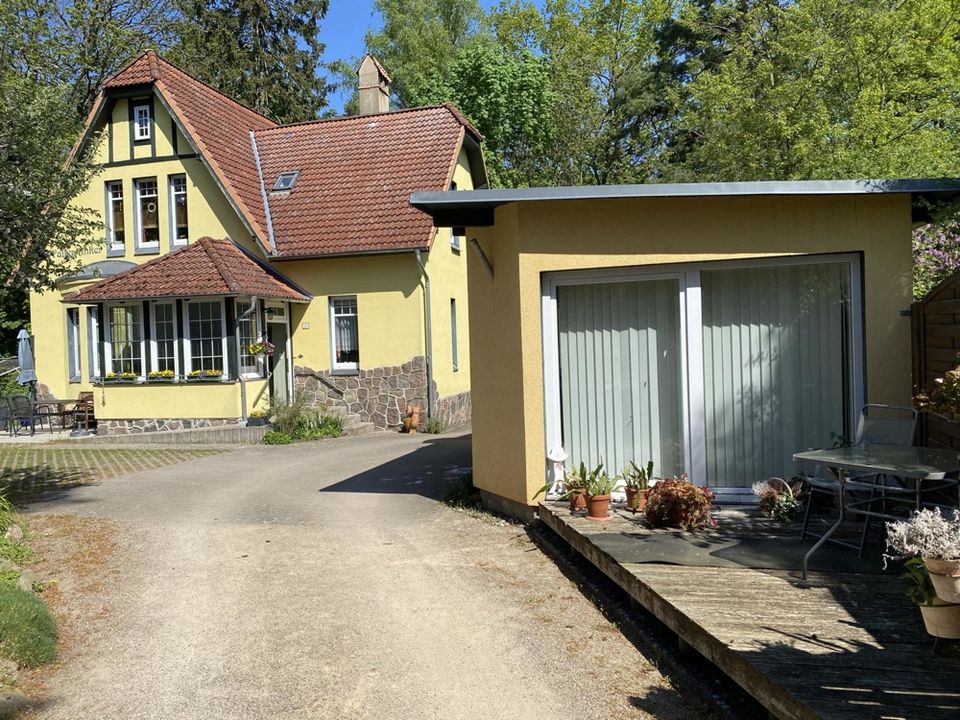 Stilvolle Villa mit Bungalow, Doppelcarport und großem Grundstück in idyllischer Lage zwischen Müritz Nationalpark und Müritz in Waren (Müritz)