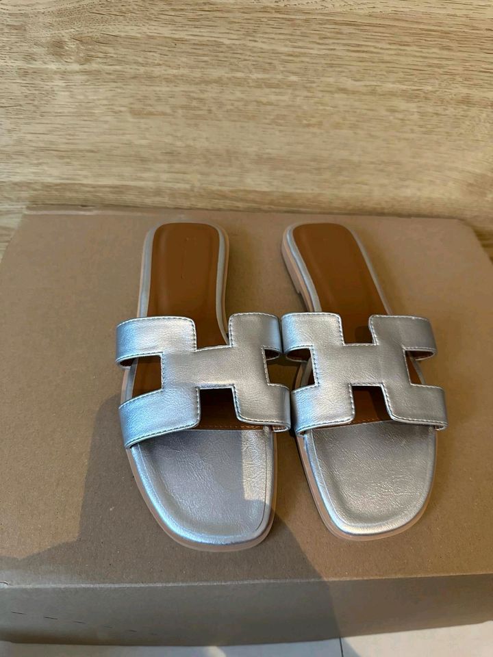 NEU***Sandalen gold, silber & schwarz Gr. 39 in Hamburg