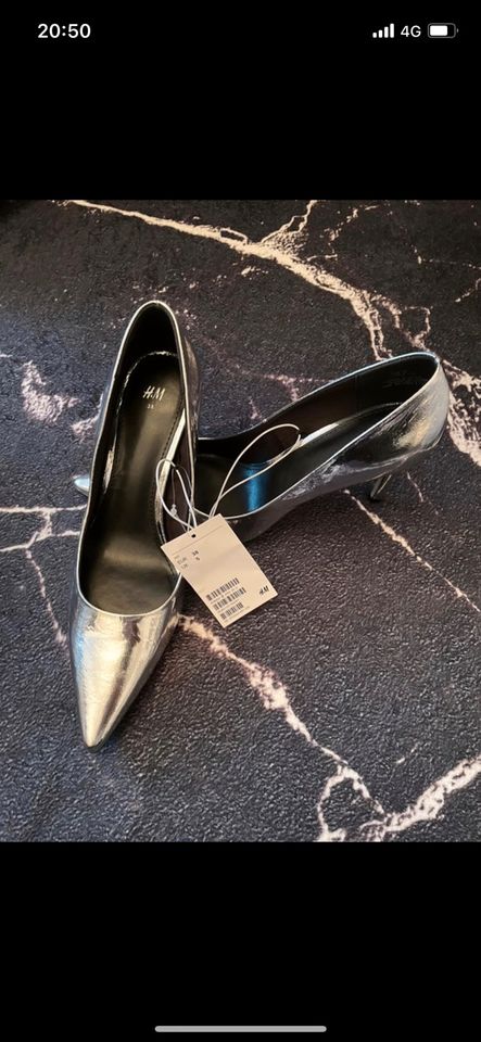 H&M Pumps Silber 38/39 in Hannover