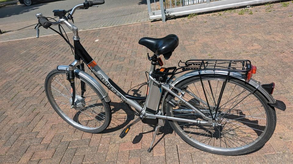 Prophete Tiefeinsteiger E-Bike Pedelec 28 Zoll mit Lader und Akku in Hildesheim