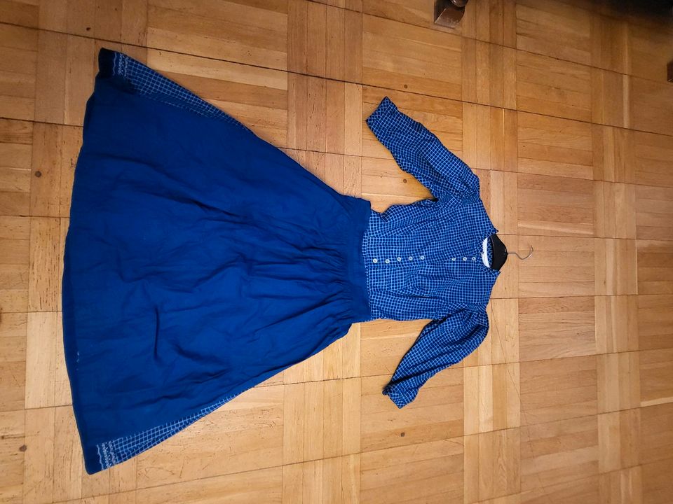 Dirndl mit Schürze blau knielang in Grasbrunn