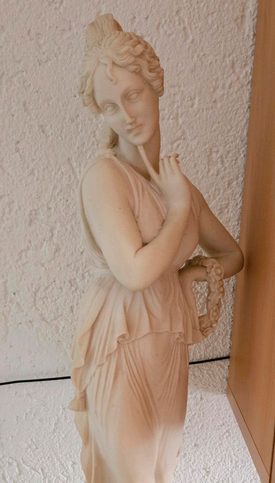 Statue / Frauenstatue / weiß in Ubstadt-Weiher