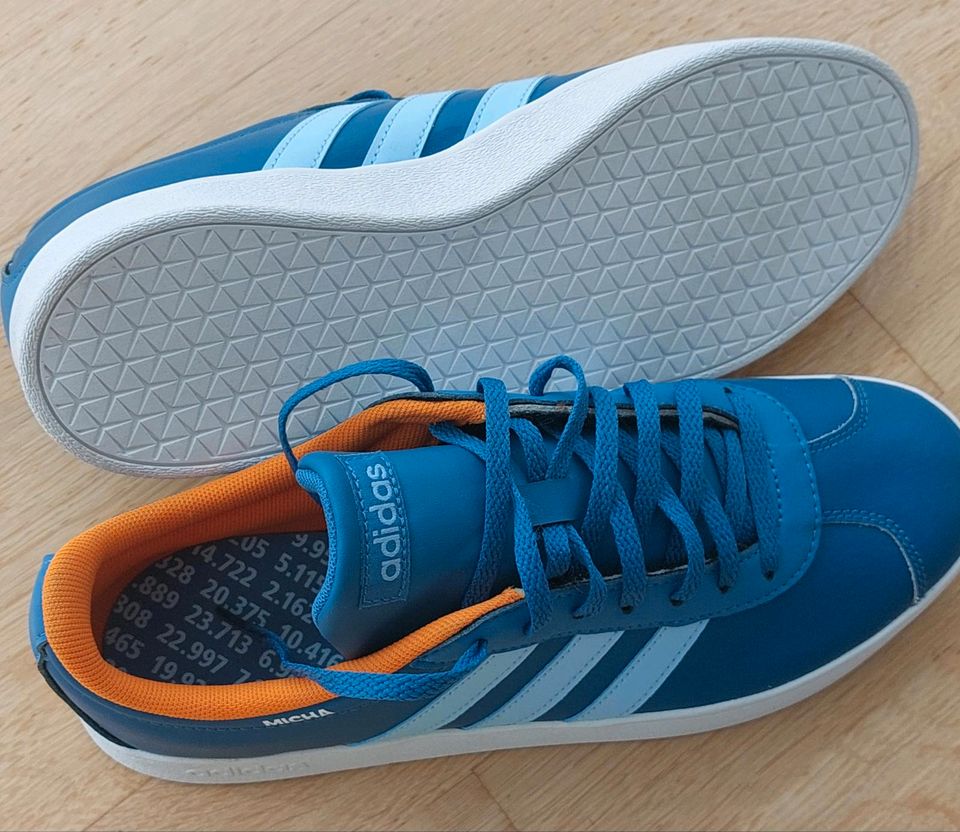 Neue adidas-Sneaker mit Namensaufdruck  blau, Gr. 42 in Leipzig