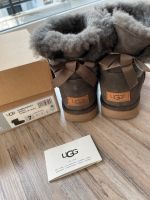 Mini Bailey Bow II UGG Boots grau anthrazit Größe 38 Nordrhein-Westfalen - Mülheim (Ruhr) Vorschau