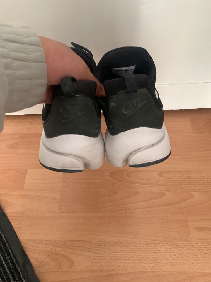 Nike Schuh Schwarz Gr 45 in Berlin