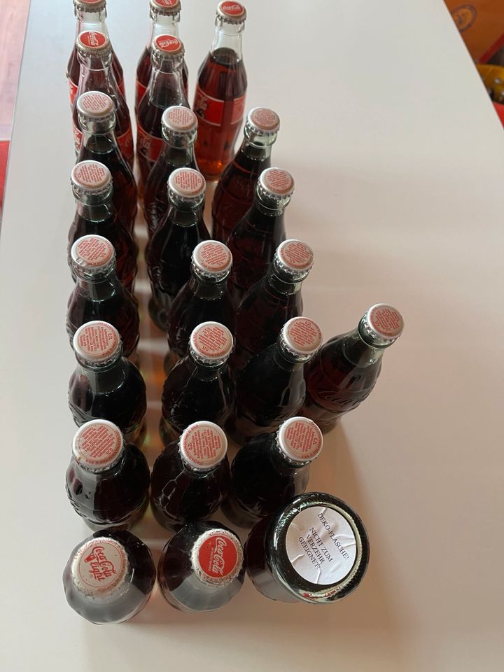 Alte antike Coca Cola Holzkiste mit 24 Flaschen in Roklum