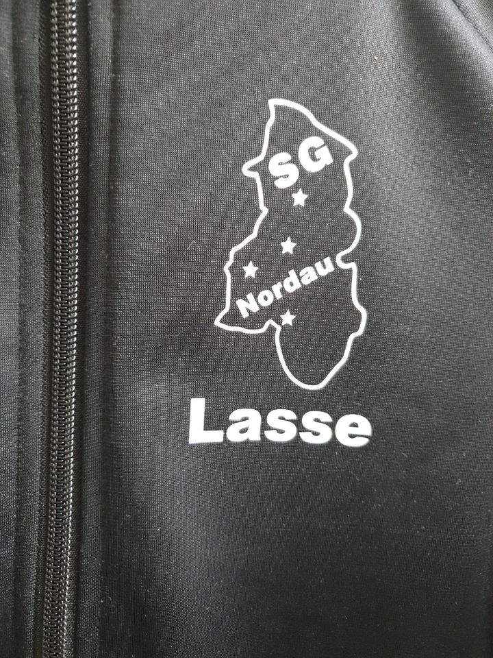 Trainingsjacke Jacke Adidas Gr. 140 SG Nordau Lasse in Osterby bei Medelby