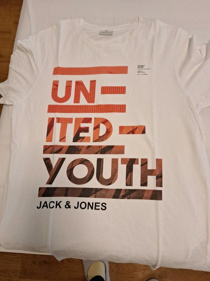 3 T SHIRT packet. 2 Jack &Jones und 1 Tommy hilfinger. in Bad Vilbel