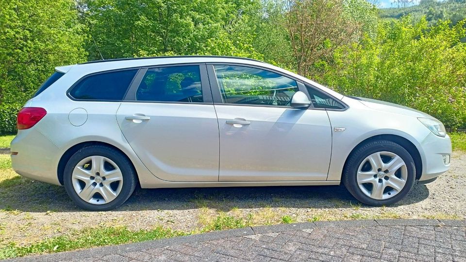 Opel Astra Sports Tourer 1.7 CDTI  Klima,8fachBereift in Bergneustadt