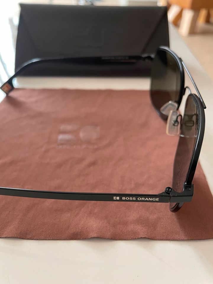 OVP und originale Hugo Boss Orange Sonnenbrille Etui in Kassel